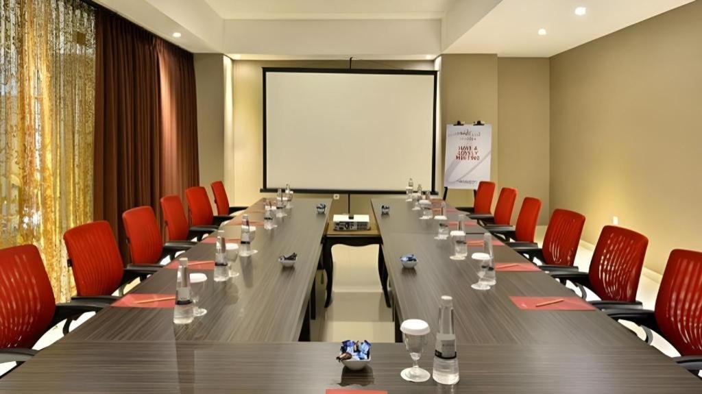 Travello Hotel Bandung Buitenkant foto