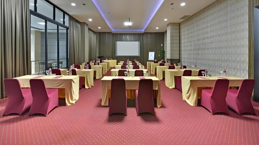 Travello Hotel Bandung Buitenkant foto