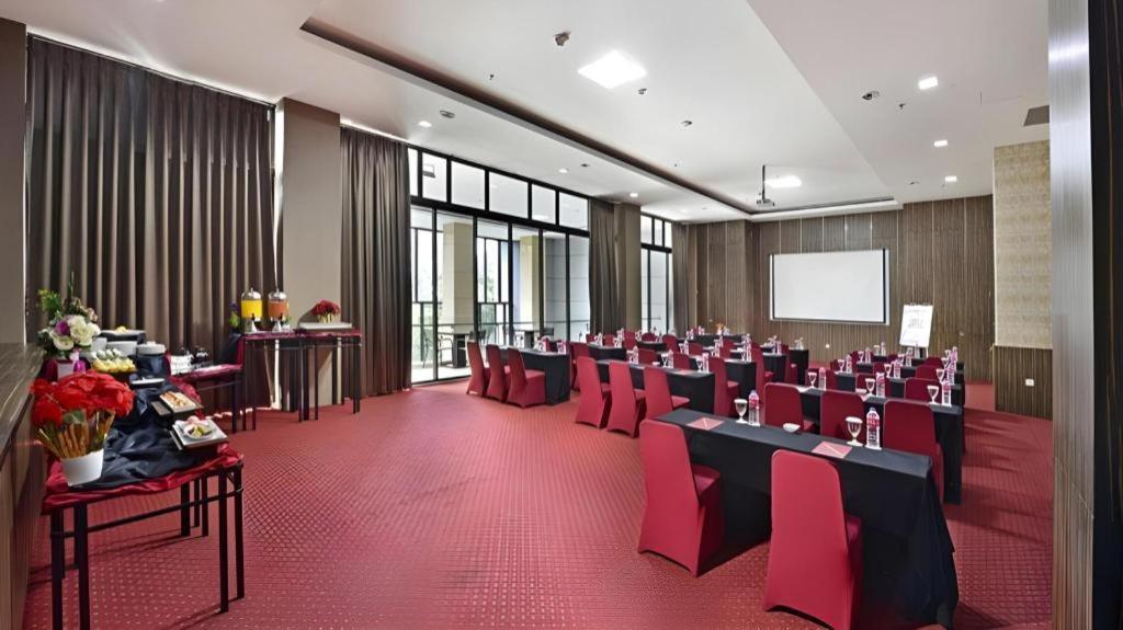 Travello Hotel Bandung Buitenkant foto