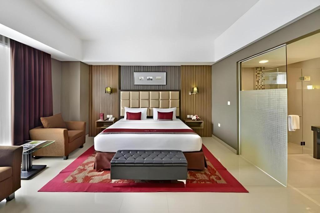 Travello Hotel Bandung Buitenkant foto