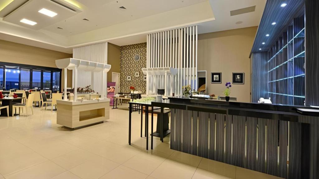 Travello Hotel Bandung Buitenkant foto