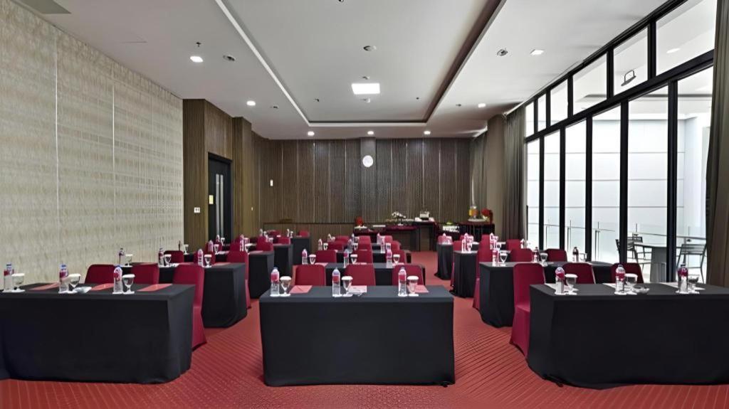 Travello Hotel Bandung Buitenkant foto