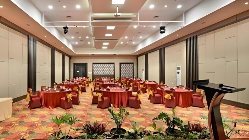 Travello Hotel Bandung Buitenkant foto