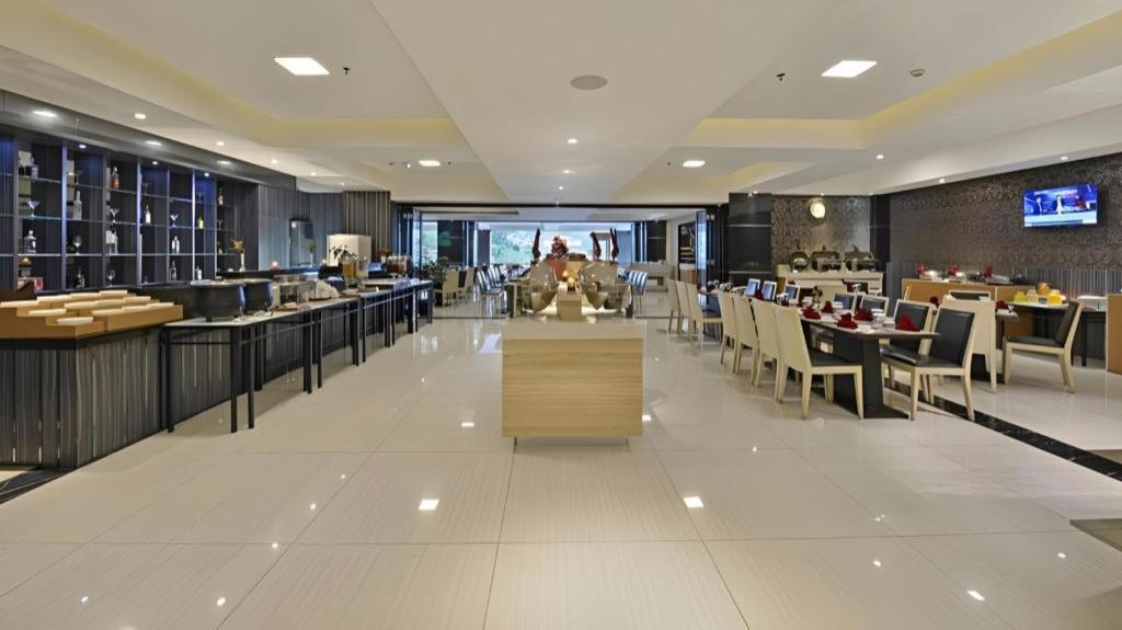 Travello Hotel Bandung Buitenkant foto