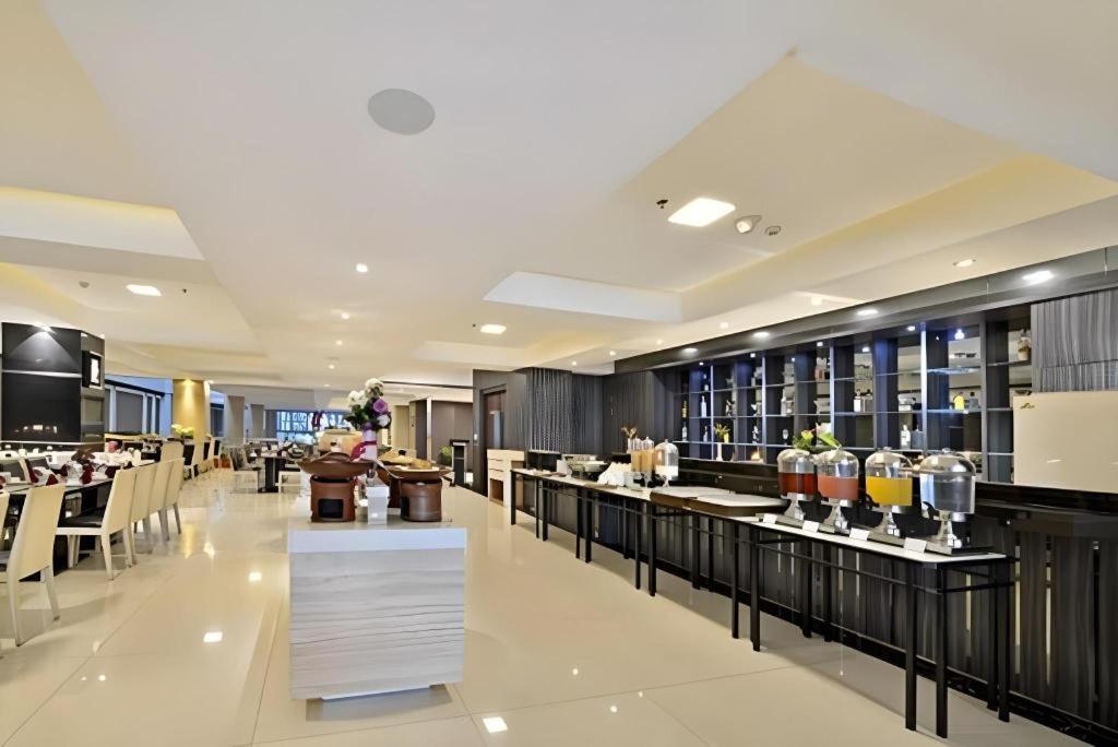 Travello Hotel Bandung Buitenkant foto