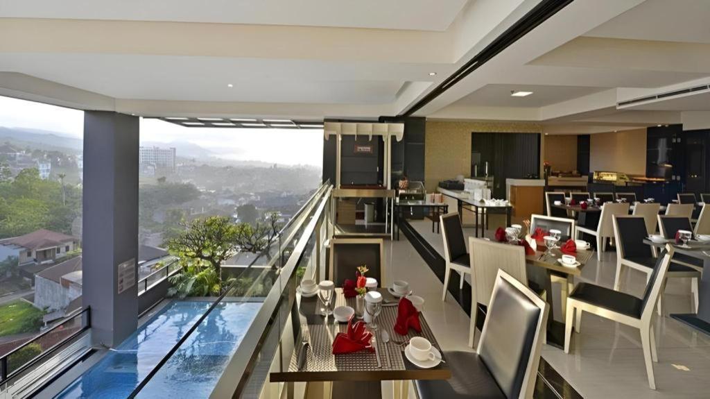 Travello Hotel Bandung Buitenkant foto