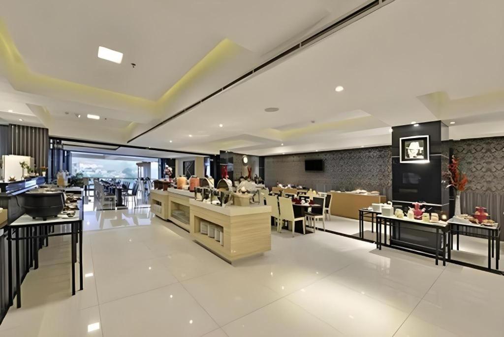 Travello Hotel Bandung Buitenkant foto