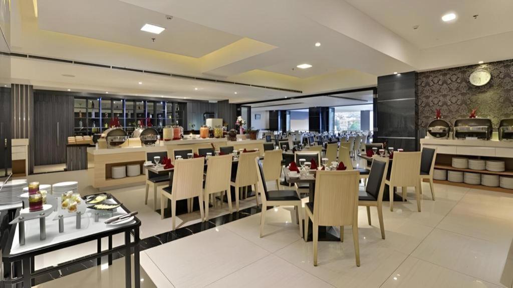 Travello Hotel Bandung Buitenkant foto