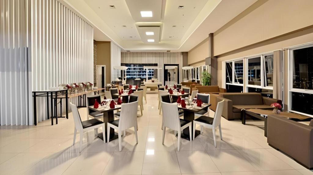 Travello Hotel Bandung Buitenkant foto