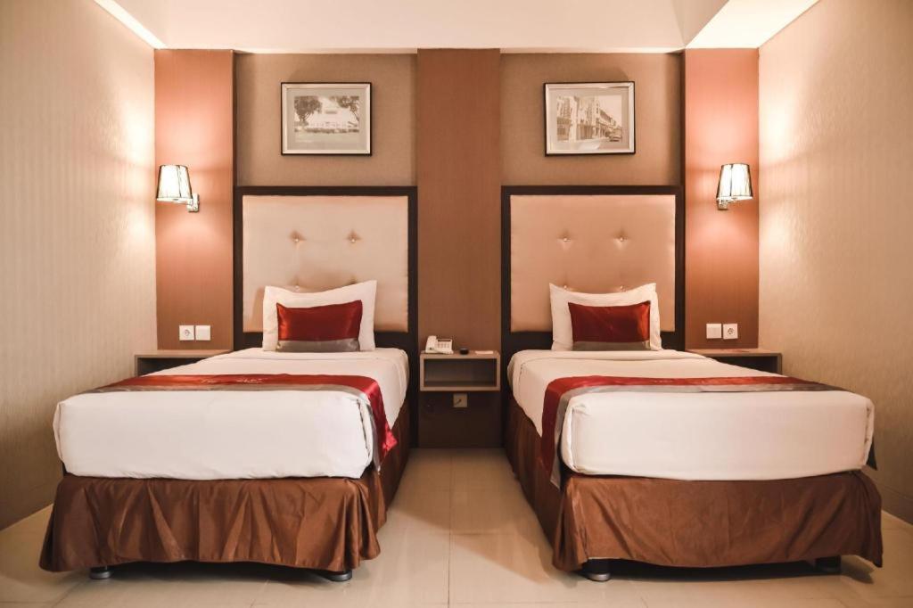 Travello Hotel Bandung Buitenkant foto