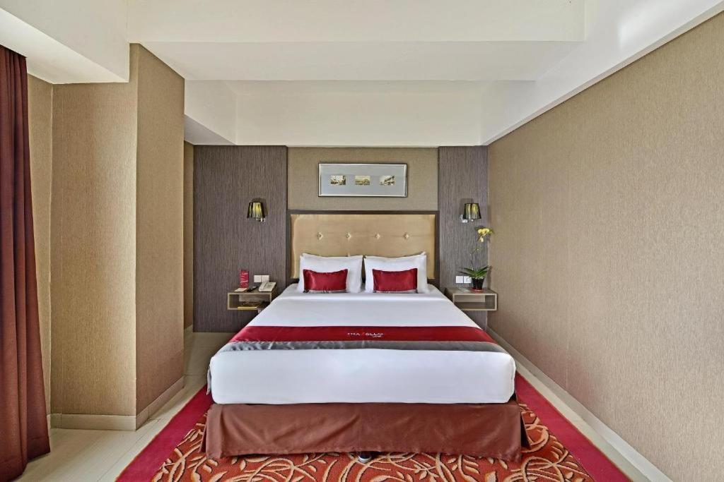 Travello Hotel Bandung Buitenkant foto