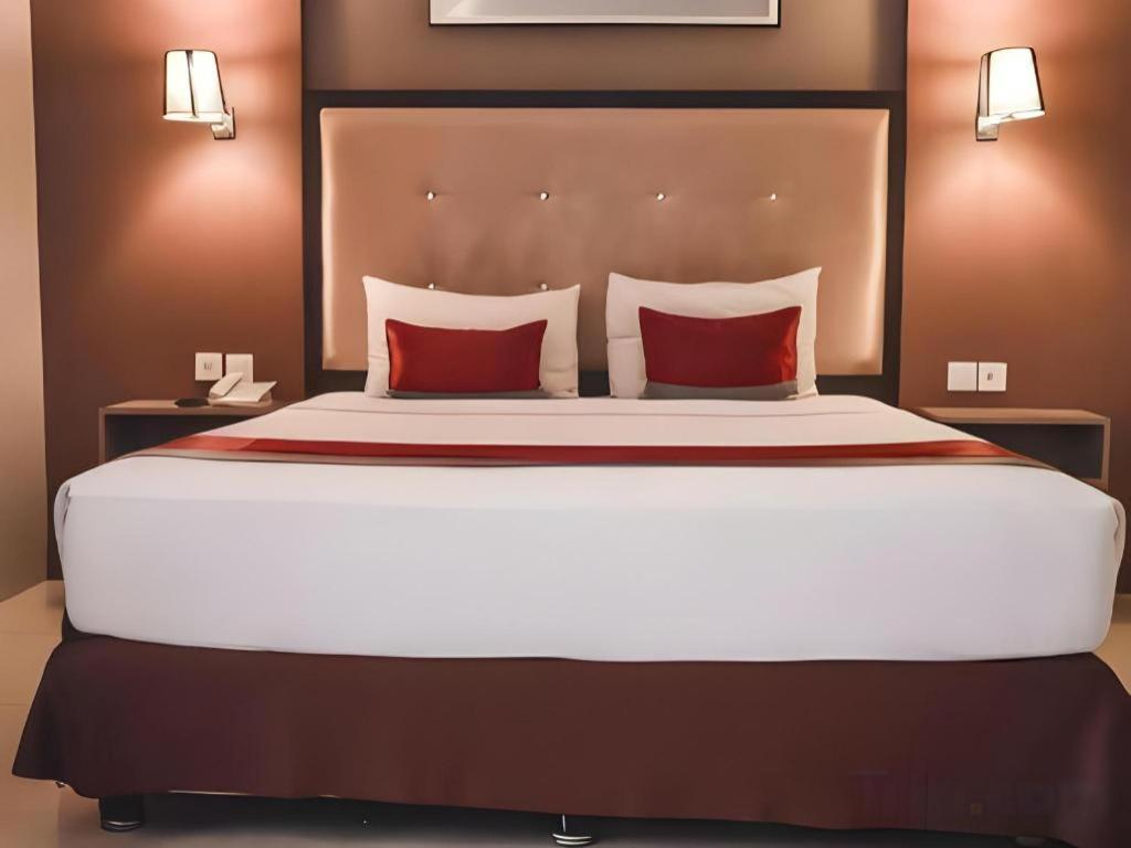 Travello Hotel Bandung Buitenkant foto