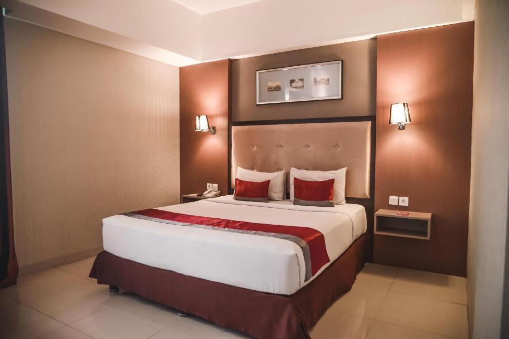 Travello Hotel Bandung Buitenkant foto