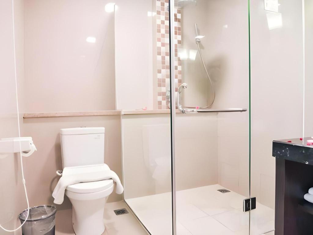 Travello Hotel Bandung Buitenkant foto