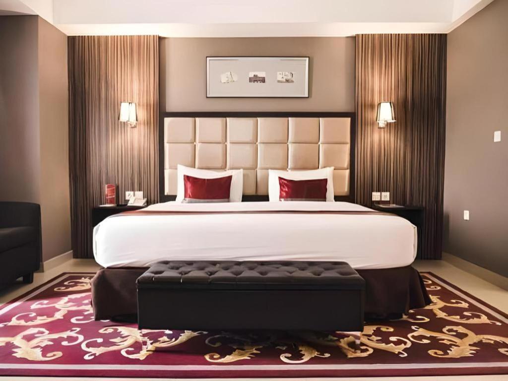 Travello Hotel Bandung Buitenkant foto