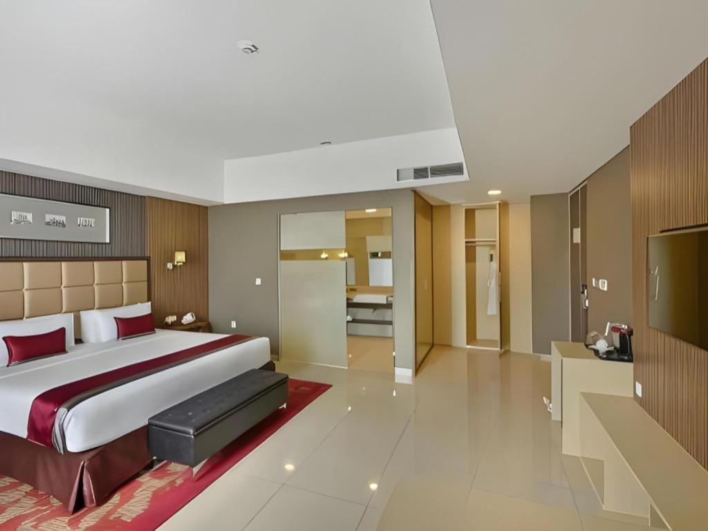 Travello Hotel Bandung Buitenkant foto