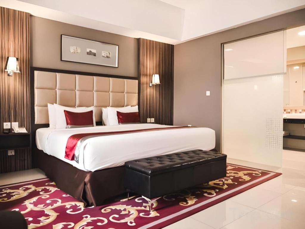 Travello Hotel Bandung Buitenkant foto