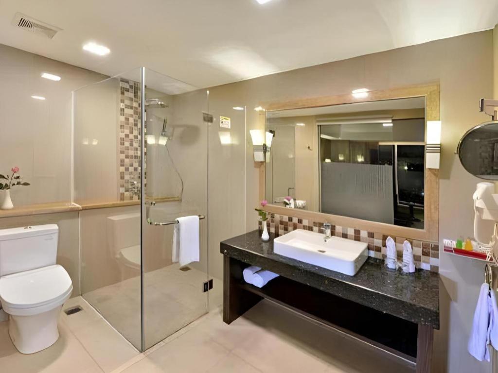 Travello Hotel Bandung Buitenkant foto