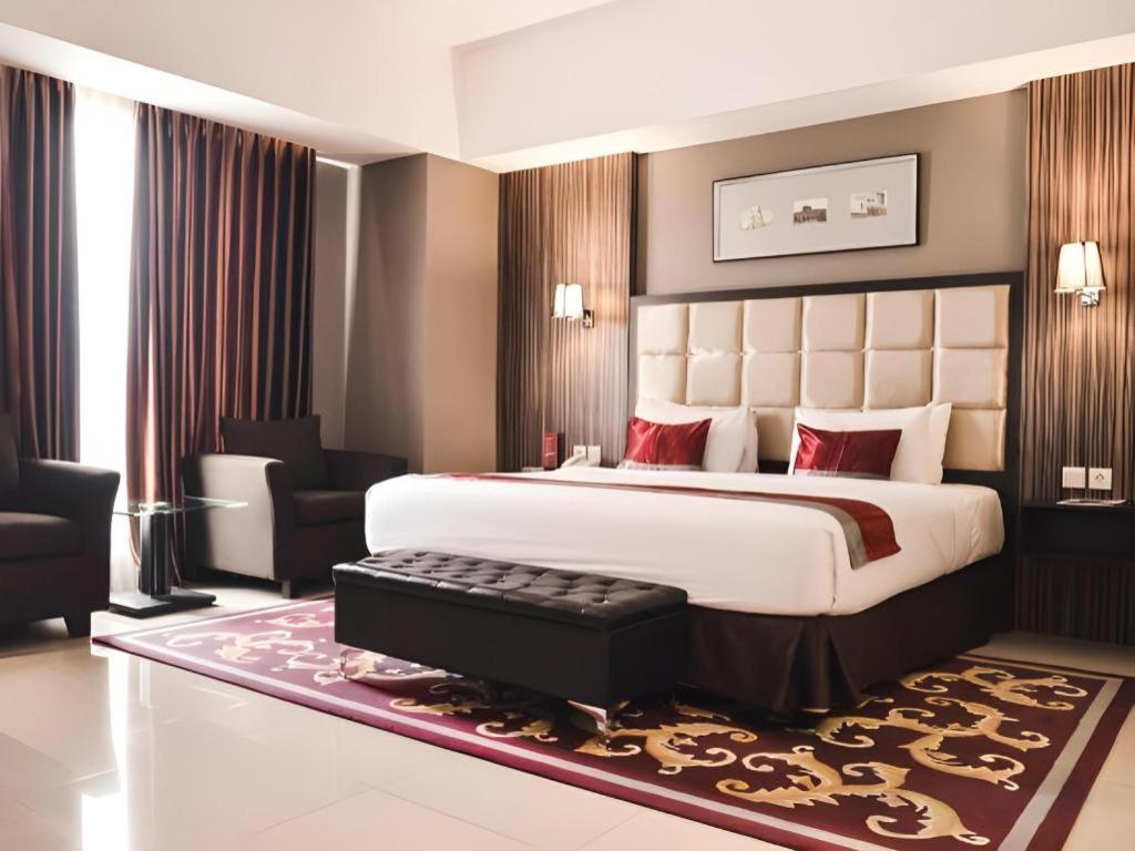 Travello Hotel Bandung Buitenkant foto
