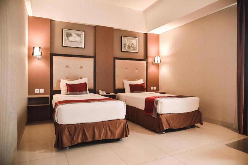 Travello Hotel Bandung Buitenkant foto