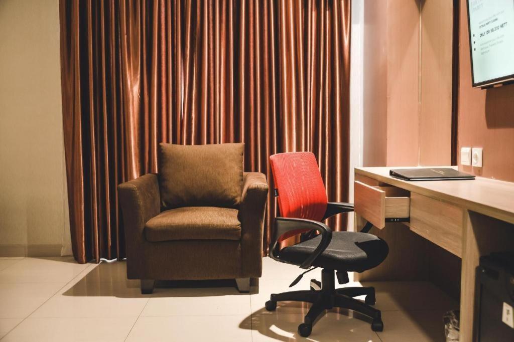 Travello Hotel Bandung Buitenkant foto