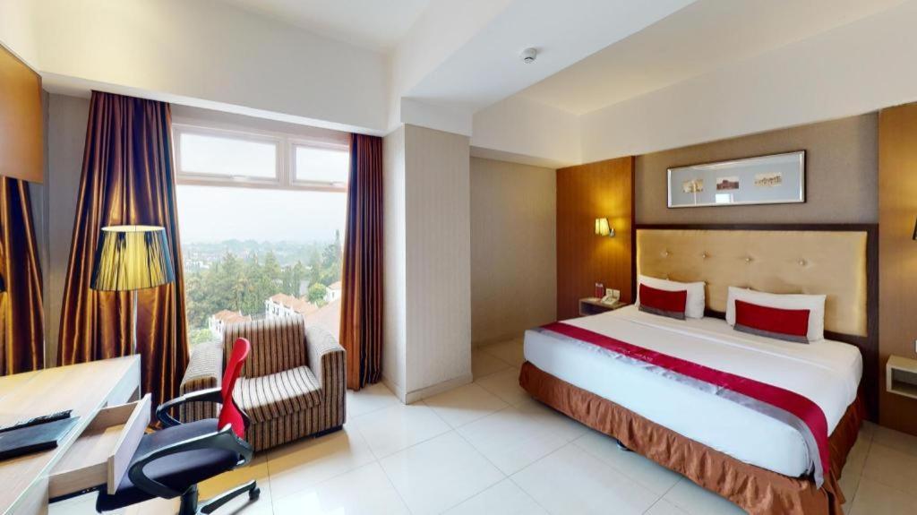 Travello Hotel Bandung Buitenkant foto