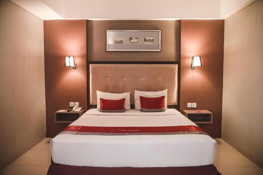 Travello Hotel Bandung Buitenkant foto