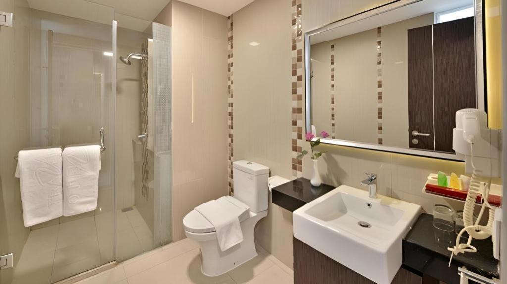 Travello Hotel Bandung Buitenkant foto