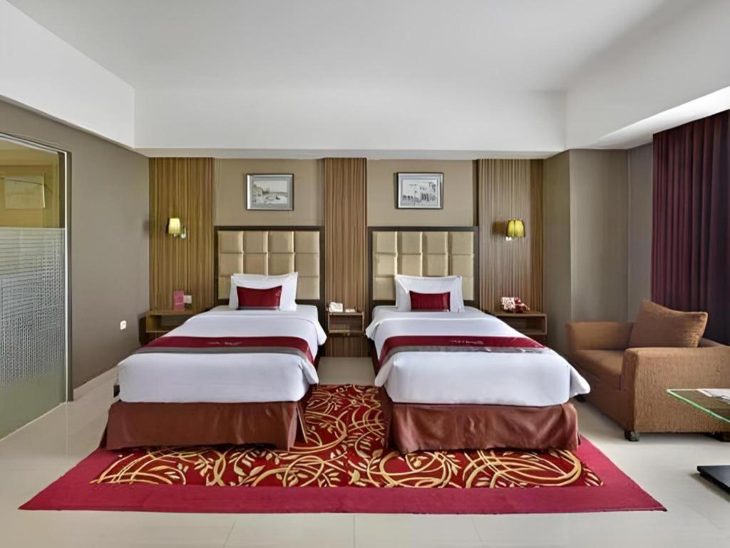 Travello Hotel Bandung Buitenkant foto